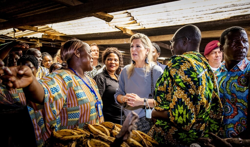 2022-06-13 12:08:29 ABIDJAN - Koningin Maxima tijdens een veldbezoek in Abobo, een noordelijke buitenwijk van Abidjan, waar de internationale non-profitorganisatie CARE een project heeft opgezet om mensen toegang te geven tot financiele diensten. In haar rol als speciaal gezant op het gebied van inclusieve financiering (UNSGSA) bezoekt Maxima de West-Afrikaanse landen Ivoorkust en Senegal. Het is de eerste grote VN-reis sinds 2019. ANP KOEN VAN WEEL (beeld anp / Koen van Weel)