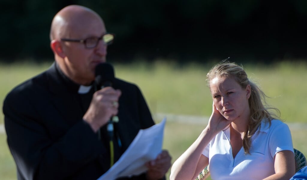 Bisschop Dominique Rey in 2019 samen met de extreem-rechtse Franse politica Marion Maréchal-Le Pen. (beeld afp / Bertrand Langlois)