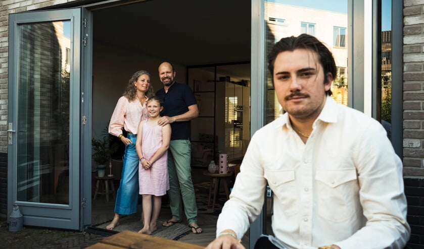 Familie van Pelt bij hun woning in Purmerend.