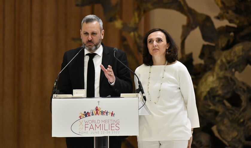 Het in Nederland wonende Italiaanse echtpaar Massimo en Patrizia Paloni spreken tijdens de Wereldgezinsdagen in het Vaticaan. 