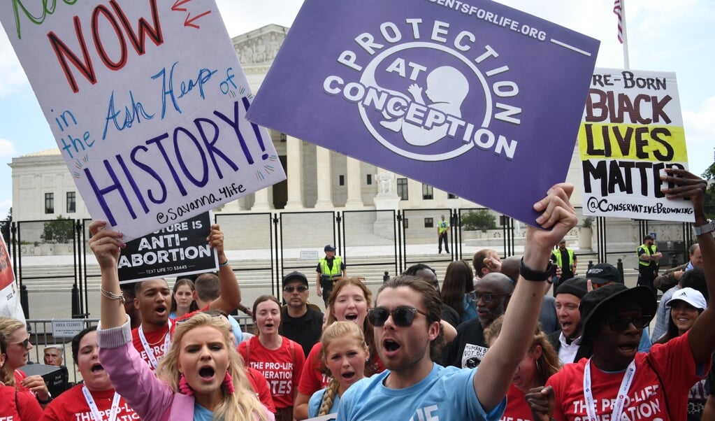 Pro-life betogers vieren de uitspraak van het hooggerechtshof dat abortus niet langer een recht is in de Verenigde Staten.   (beeld Olivier Douliery / afp)