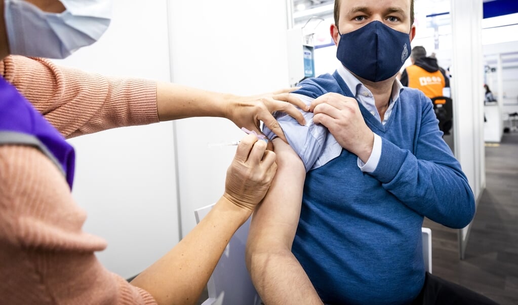 Een vaccinatielocatie begin januari 2022, toen inmiddels 4,5 miljoen volwassenen een boosterprik hadden gehad. (beeld anp / Remko de Waal)