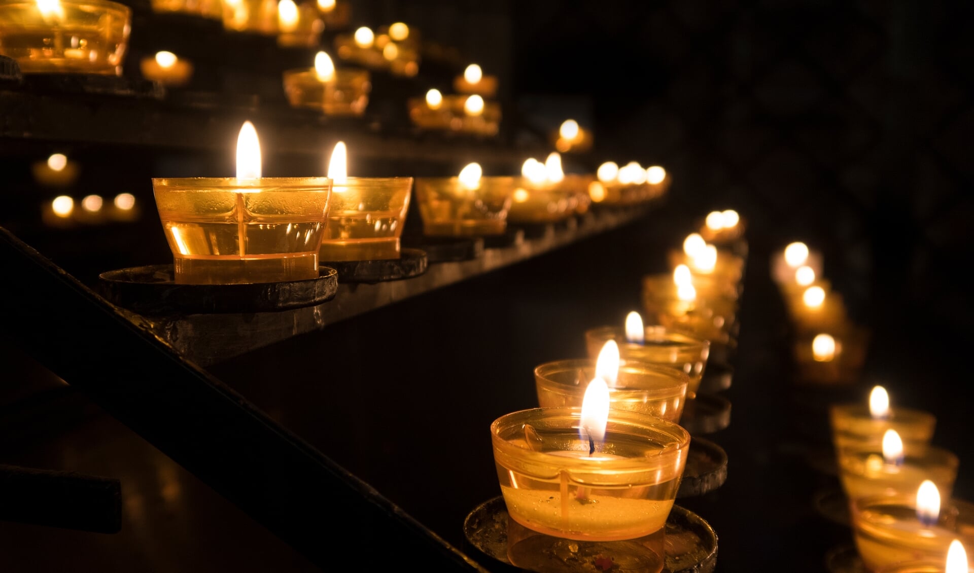 Ook in protestantse kerken zijn meer en meer kaarsen te vinden.