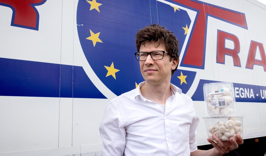 Poolse productiegroepmanager: 'Zonder Europese subsidies had Polen nooit de grootste champignonproducent van Europa kunnen worden.' (beeld Dirk Hol)
