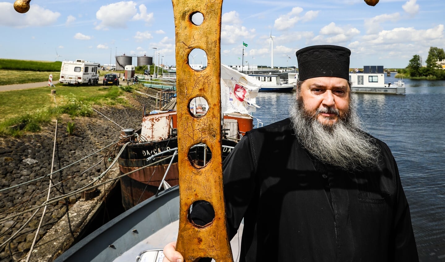Georgisch-orthodox varend klooster aan de kade in Dintelmond.