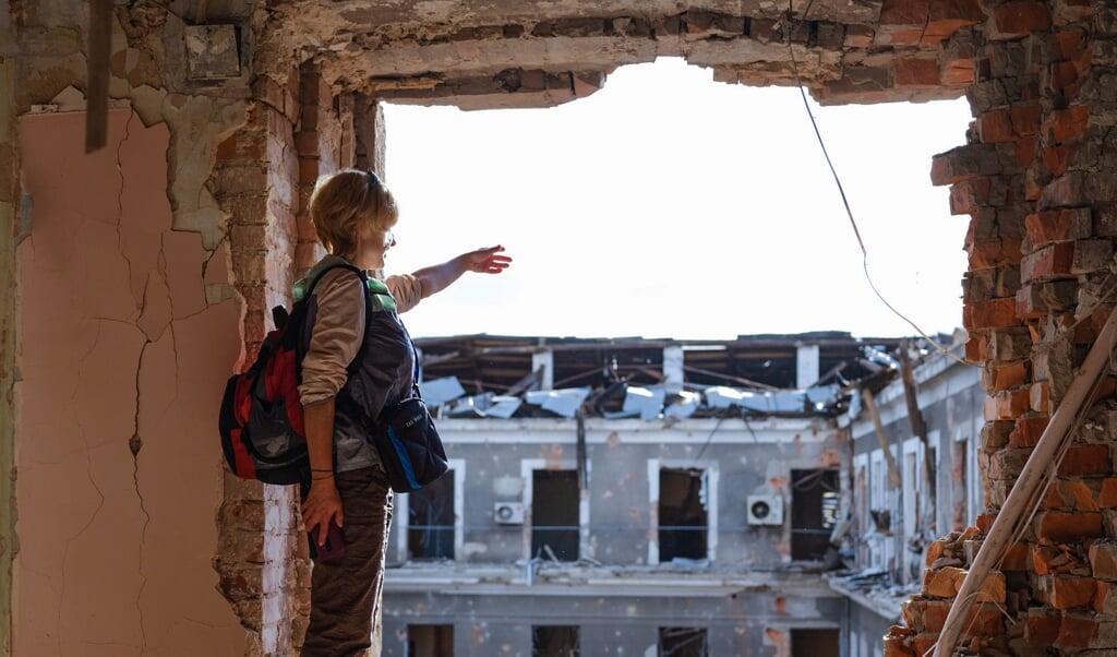 Elena laat de verwoestingen zien in Vil’khivka, een dorp dat in de frontlinie lag.  (beeld Daphne Wesdorp)