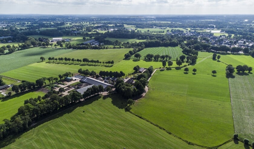 Het terrein in Stroe waar woensdag tienduizenden boeren verwacht worden. (beeld anp / Vincent Jannink)