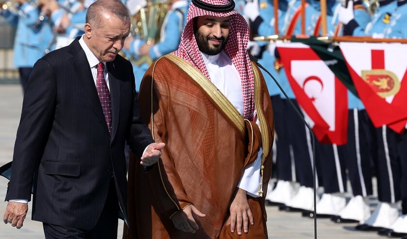 De kroonprins van Saudi-Arabië, Mohammed bin Salman, ontmoet president Erdogan.  (beeld afp / Adem Altan)