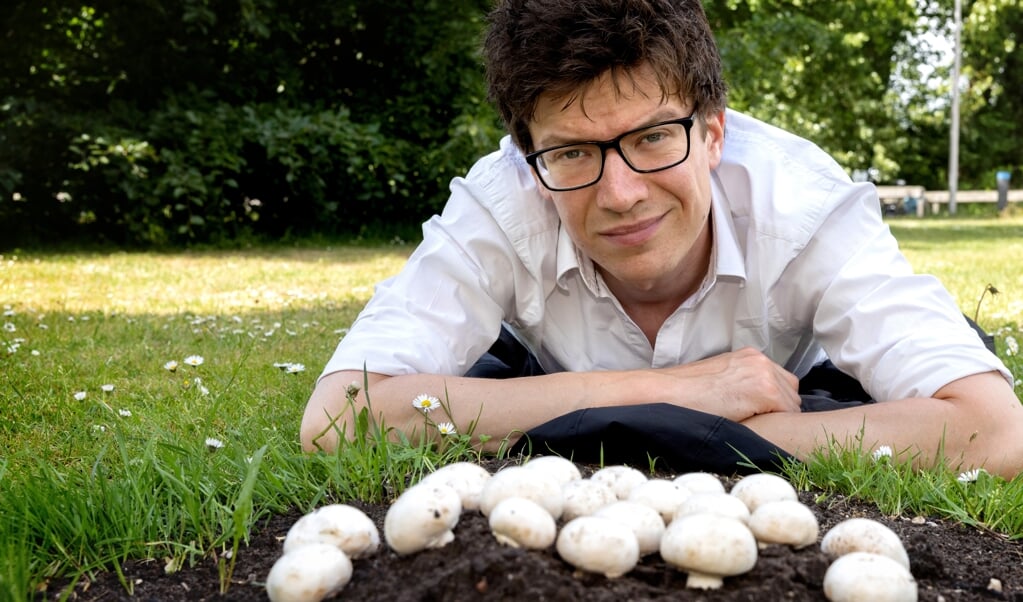 Journalist Maurice van der Spek onderzocht hoe in vijftien jaar tijd bijna 400 champignonbedrijven uit Nederland verdwenen.   (beeld Dirk Hol)
