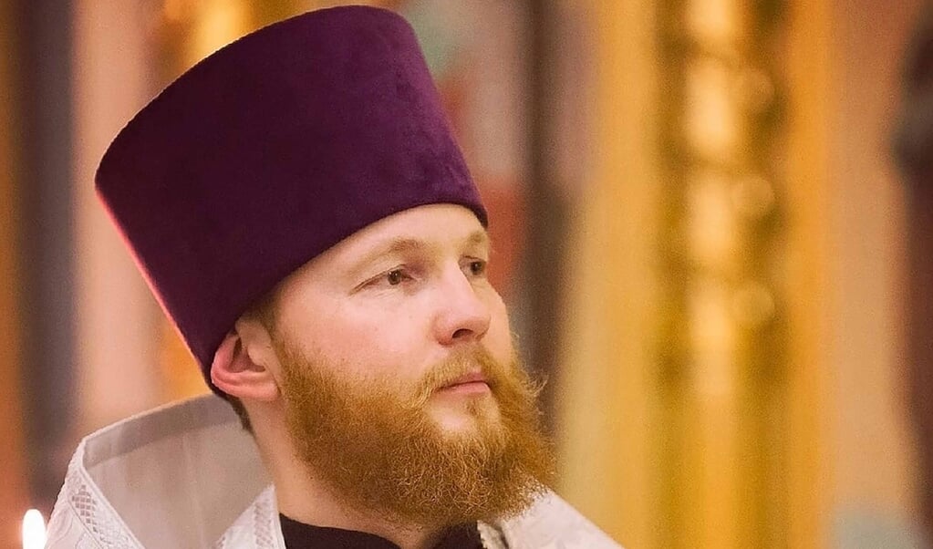 Vader Georgi (35) is een Russische priester die kritisch was op Poetin. Inmiddels is hij pakketbezorger in Polen.  (beeld nd)