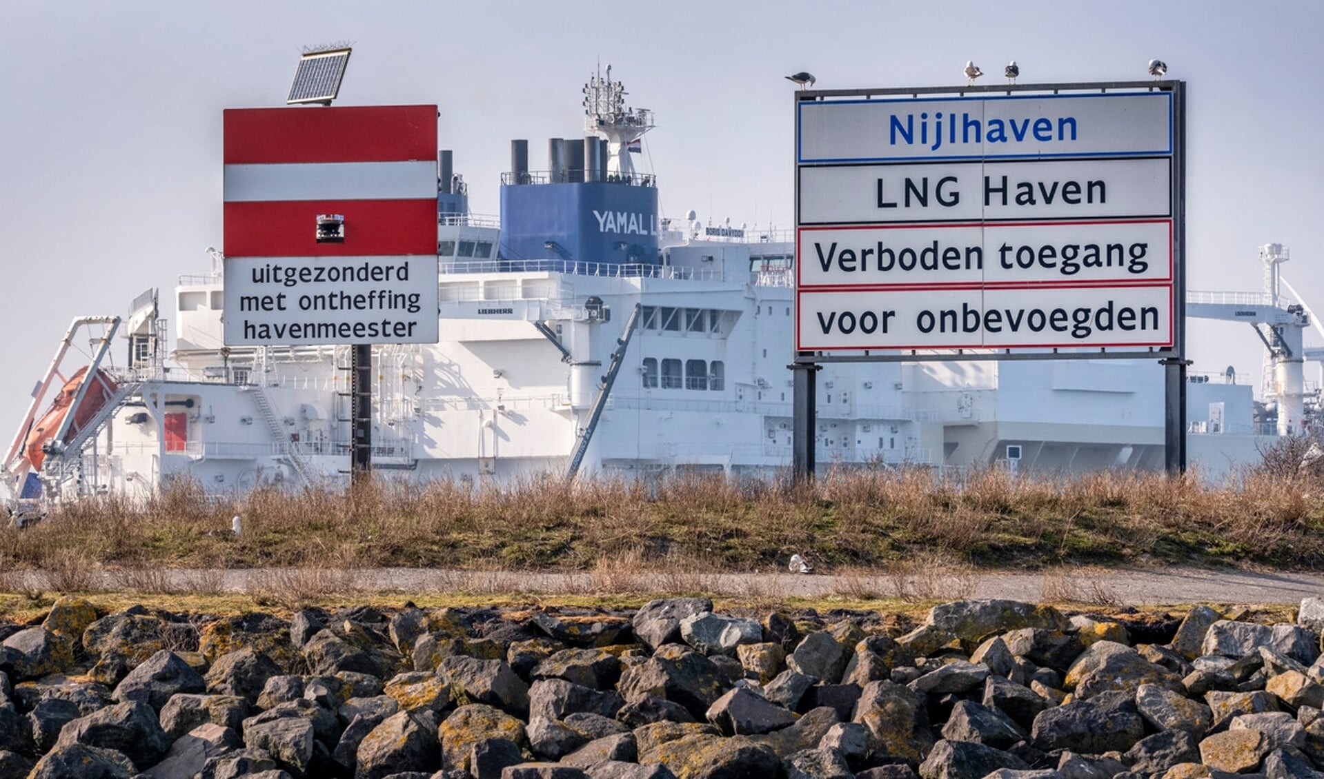 In de Rotterdamse Nijlhaven wordt lng gelost door het Russische schip de Boris Davidov.