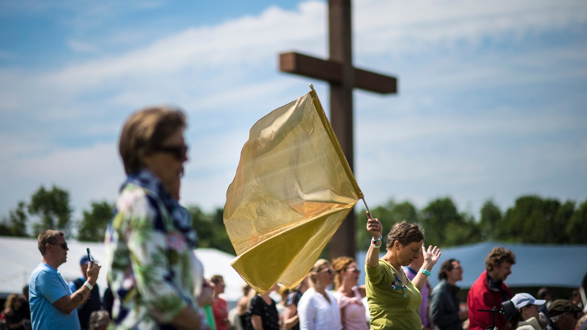 Bezoekers van Opwekking vorig jaar beleven de dienst rond het kruis.