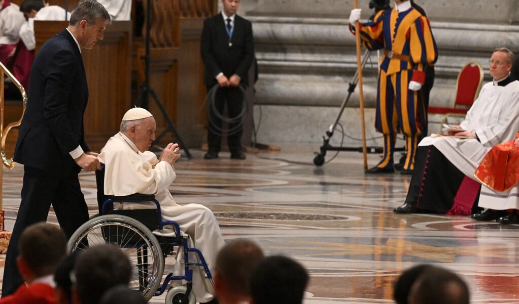 Paus Franciscus tijdens de eucharistieviering van Pinksteren op zondagochtend. Wegens aanhoudende knieproblemen verplaatst hij zich voornamelijk in een rolstoel.   (beeld afp / Tiziana Fabi )