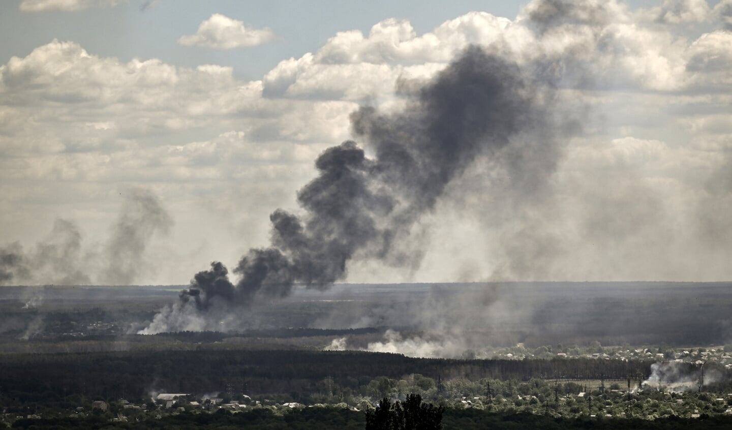 Rook en vuil stijgen op door beschietingen in de stad Severodonetsk tijdens gevechten tussen Oekraïense en Russische troepen.