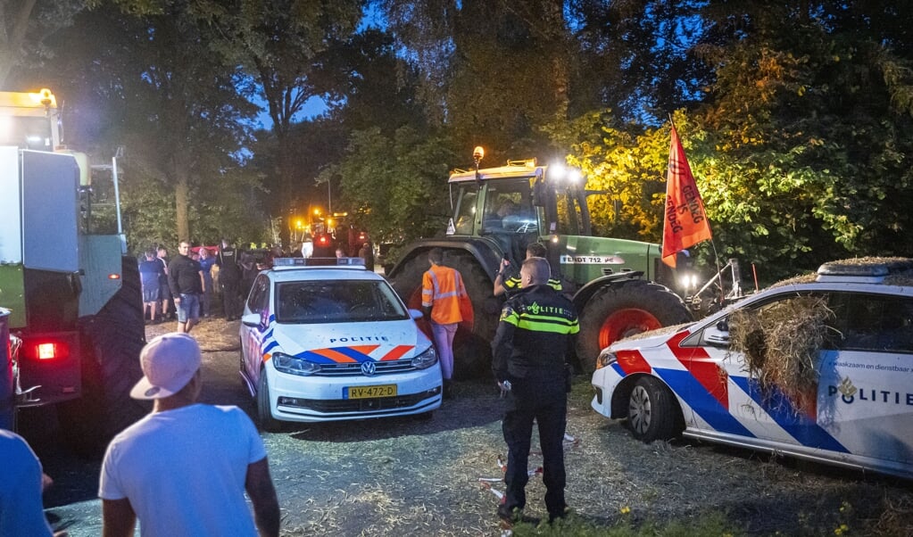 Dinsdagavond braken protesterende boeren bij het huis van minister Christianne van der Wal (Natuur en Stikstof) door een afzetting van de politie. (beeld anp - persbureau heitink)