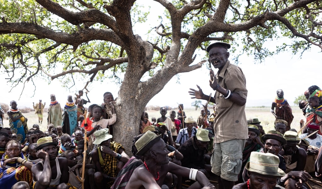 Een groep van zo’n tweeduizend ontheemden is neergestreken bij het dorp Napak, dicht bij de grens met Zuid-Soedan. Ze lijden honger en er komt vooralsnog geen hulp.  (beeld Julius Schrank)
