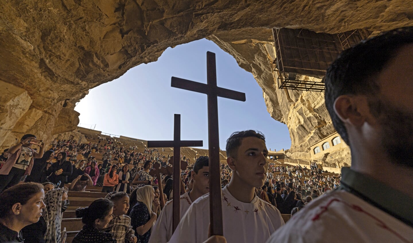 Duizenden koptisch-orthodoxe christenen namen op Goede Vrijdag deel aan een viering bij het klooster van de Heilige Simon, bij de hoofstad Cairo. 'Het was onverwacht voor me te ontdekken dat elke week miljoenen christenen in de banken van de grote Koptisch-Orthodoxe Kerk zitten.'
