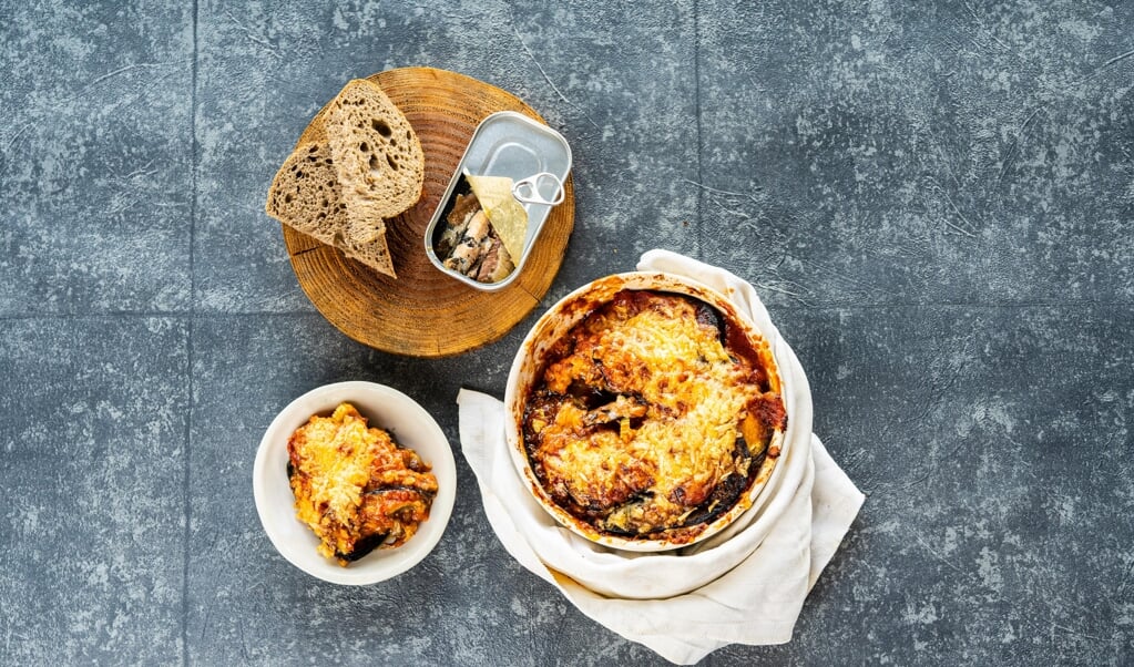 Gegrilde aubergine met ingelegde tomatensaus en parmezaanse kaas