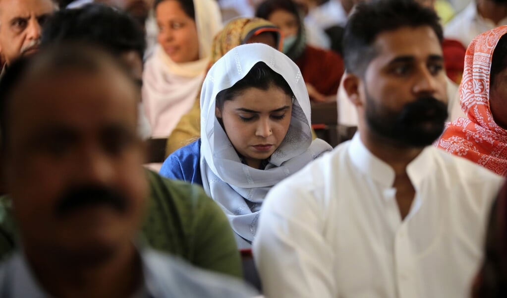 Een kerkdienst in Pakistan, waar christenen een kleine, verdrukte minderheid vormen.  (beeld Epa/arshad Arbab)