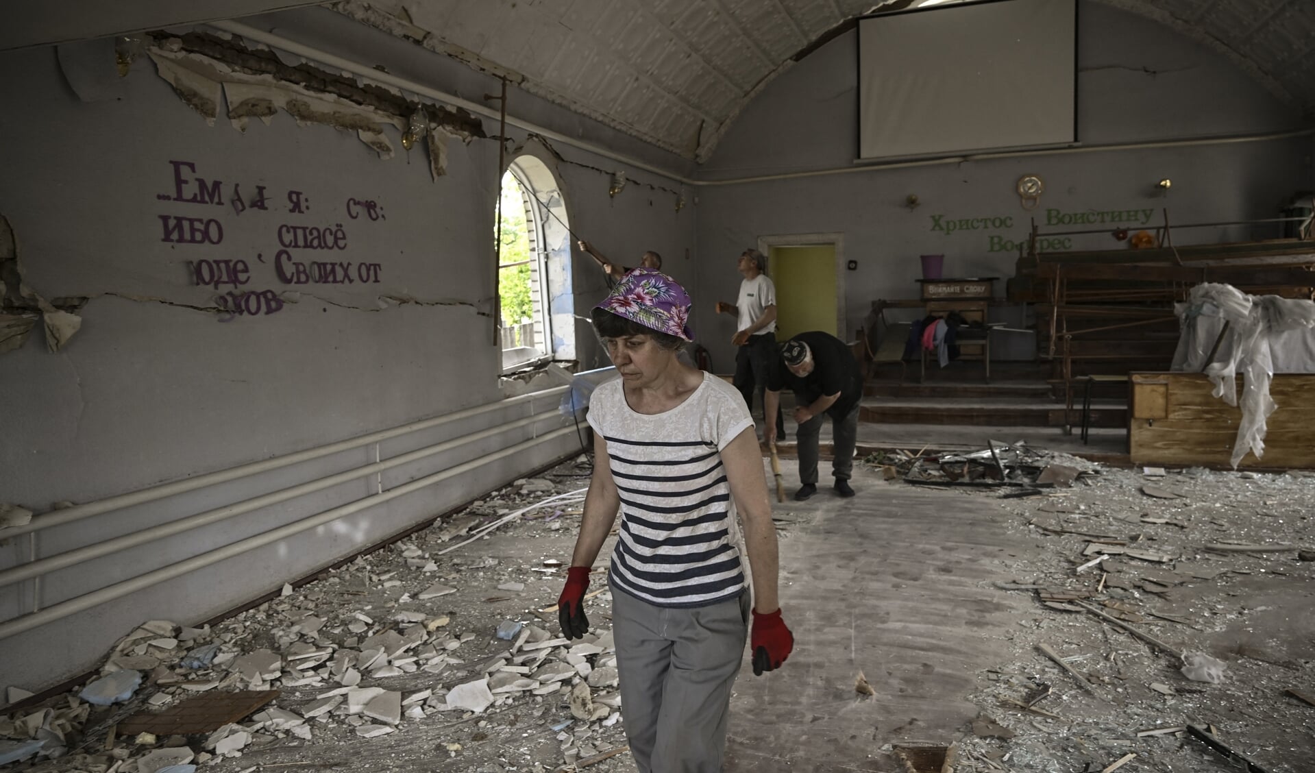 Een vrouw in een verwoeste kerk in de stad Druzhkivka, in de regio Donbas.