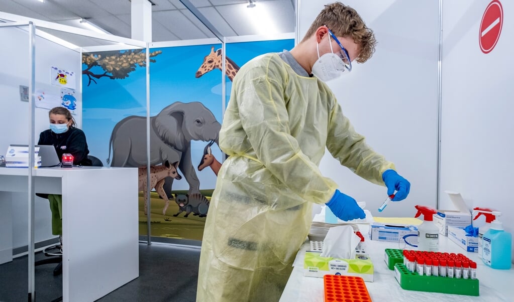 Bij een GGD-testcentrum in Arnhem worden de testmaterialen klaargelegd.  (beeld Raymond Rutting)