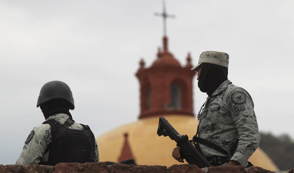 Mexicaanse soldaten bewaken het gebied waar twee jezuïtische priesters en een gids werden vermoord.  (beeld epa / Luis Torres)