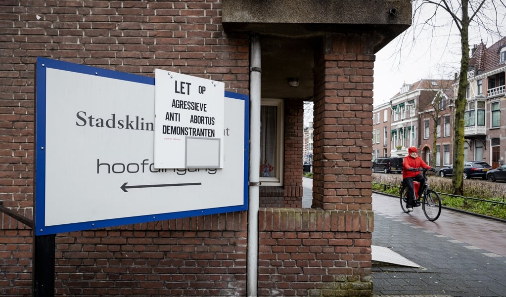 Voor de deur van abortuskliniek het Vrelinghuis, gevestigd in het gebouw van de Stadskliniek Utrecht aan de Biltstraat, werd in 2020 een bord gehangen waarmee werd gewaarschuwd voor agressieve anti-abortusdemonstranten.  (beeld anp / Robin van Lonkhuijsen)