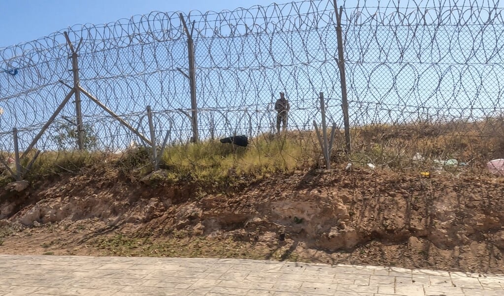 Het hek dat Marokko van Melilla scheidt.   (beeld afp / Hicham Rafih)