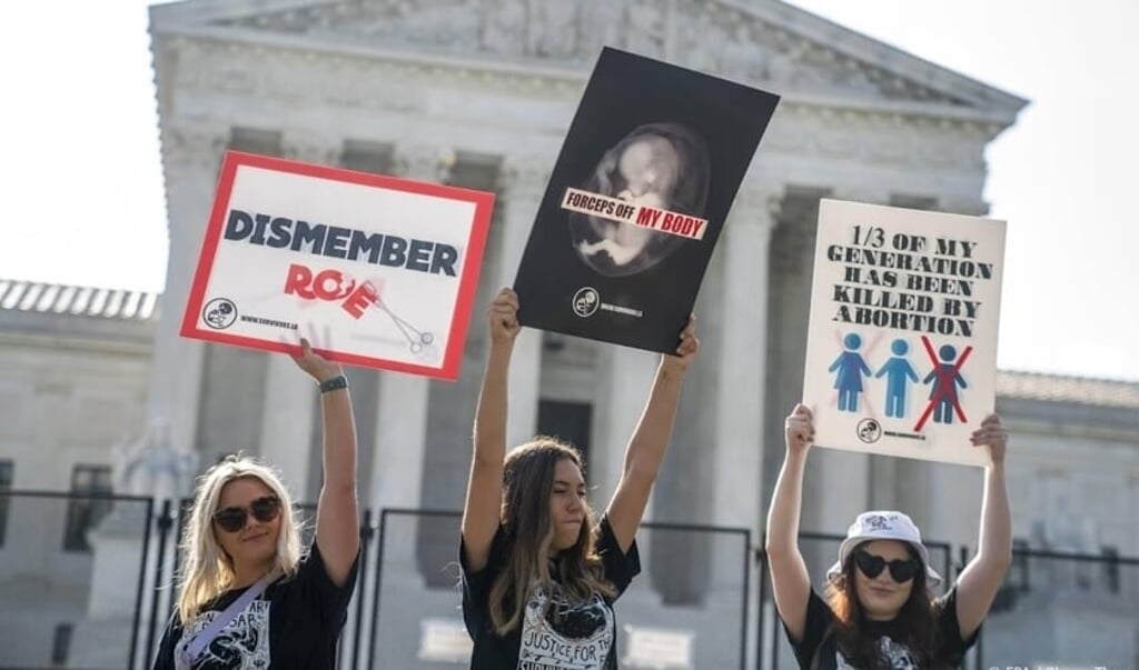 Het Amerikaanse Hooggerechtshof heeft in een van de meest fundamentele uitspraken ooit het landelijke recht op abortus geschrapt.  (beeld anp)