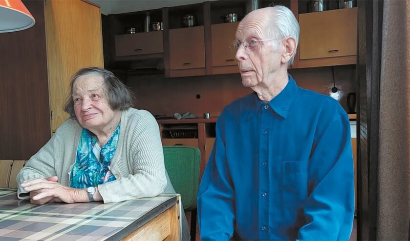 Het echtpaar Mia en Douwe IJlst vertelt zondag tijdens de gezamenlijke kerkdienst in een filmpje over de kerkelijke breuk in de jaren zestig.