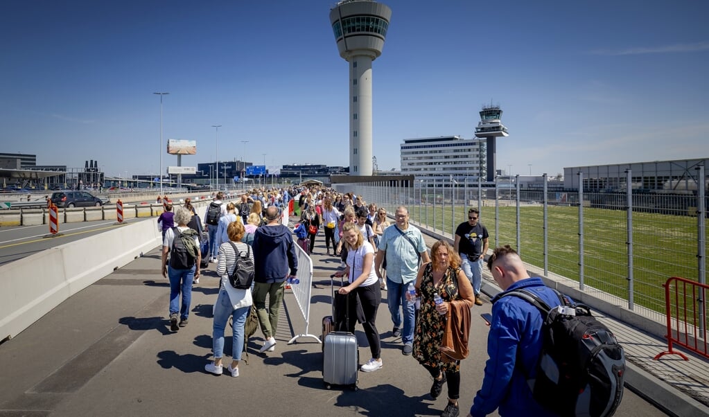 Wie in de buurt van Schiphol woont, staat regelmatig bloot aan hogere concentraties ultrafijn stof van vliegtuigen. (beeld anp / Robin van Lonkhuijsen)