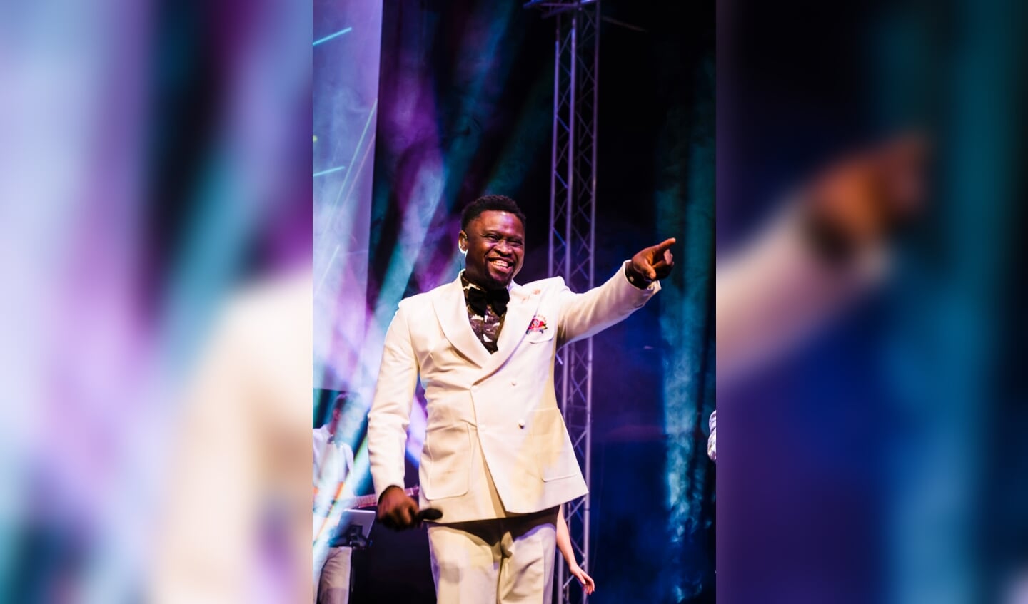 Zanger Elvis E. stelde het koor samen voor het tv-programma Amazing Grace.