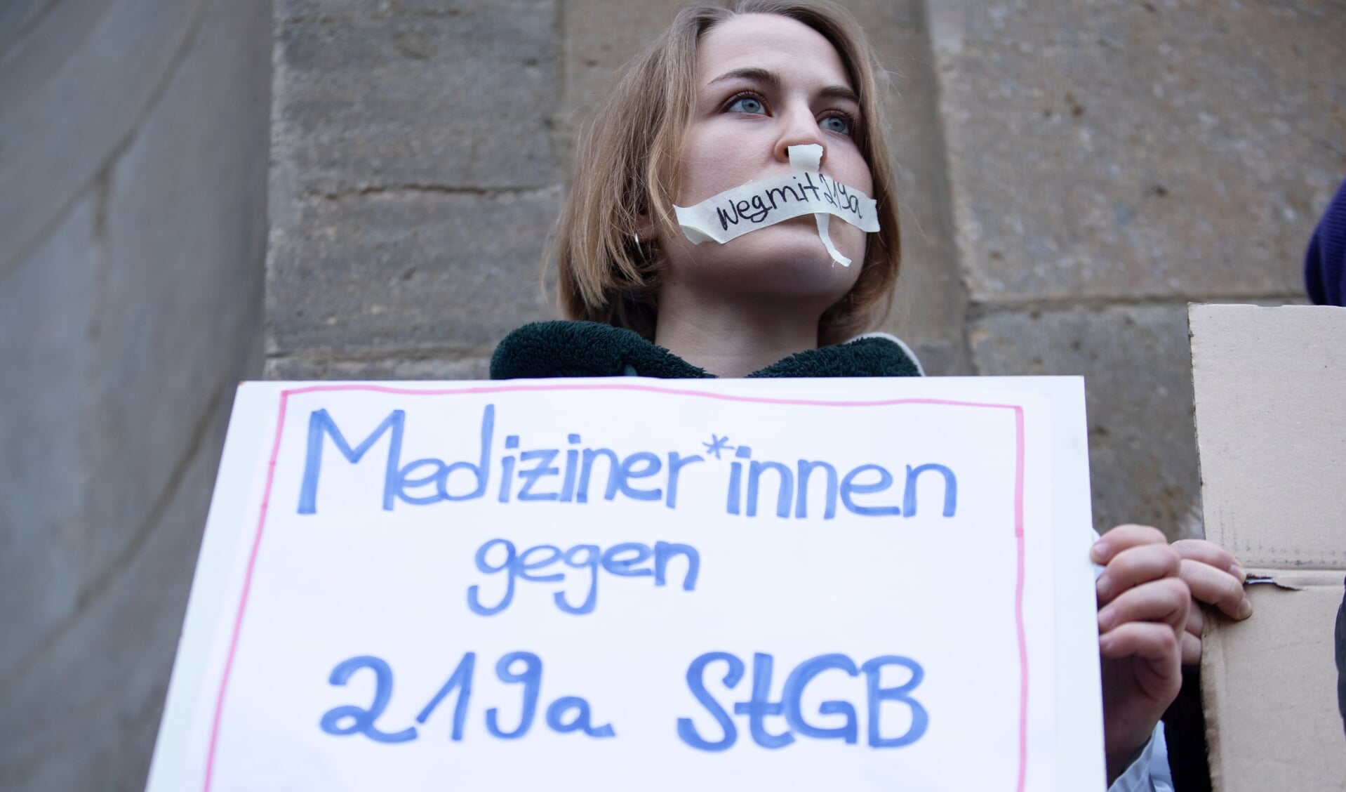 Een Duitse arts protesteert tegen het verbod op 'reclame' voor abortus. De Duitse Bondsdag is het nu met haar eens.