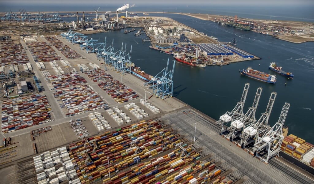 Luchtfoto's van overslagbedrijf Europe Container Terminals op de Maasvlakte.  (beeld anp / Koen van Weel)