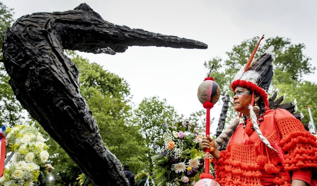 AMSTERDAM - Belangstellenden tijdens de landelijke herdenking in het Oosterpark van het slavernijverleden. Het was 158 jaar geleden dat Nederland bij wet de slavernij heeft afgeschaft in Suriname en het Caribisch deel van het Koninkrijk. ANP KOEN VAN WEEL (beeld anp / anp)