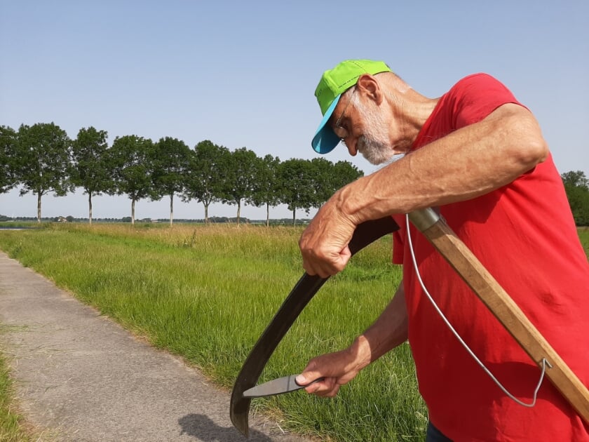Jan van Winden. 'Een zeis moet scherp zijn en afgestemd op je lichaamslengte. Anders zet je 'm al gauw op Marktplaats.'