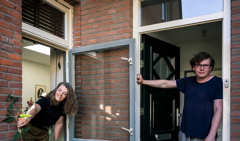 Vera Selhorst en Remy Klerx bij hun net verkochte huis in Utrecht.