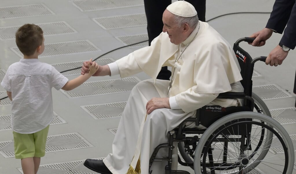 Paus Franciscus in een rolstoel tijdens een ontmoeting met de Italiaanse soldaten en hun gezinnen op zaterdag 11 juni 2022.   (beeld Epa / Claudio Peri)