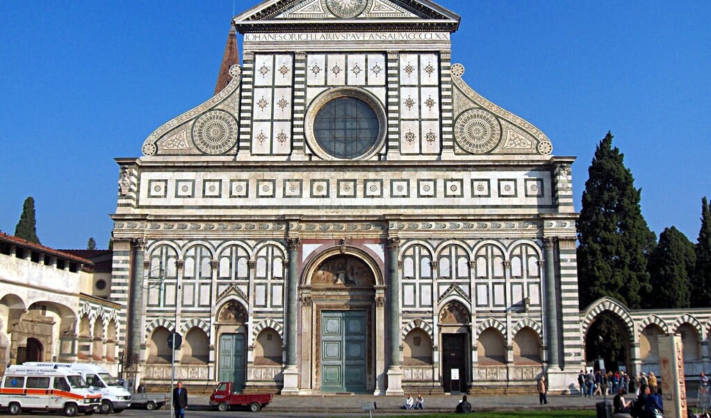 De Santa Maria Novella in Florence, waarvan Alberti de voorgevel ontwierp.  (beeld wikipedia)