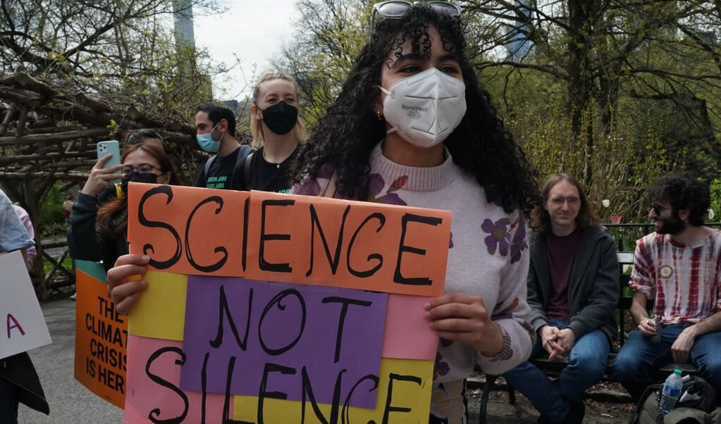 In New York werd op 23 april een 'March for Science', een mars voor de wetenschap gehouden. De deelnemers willen dat klimaatonderzoek serieus wordt genomen.  (beeld afp / Bryan R. Smith)