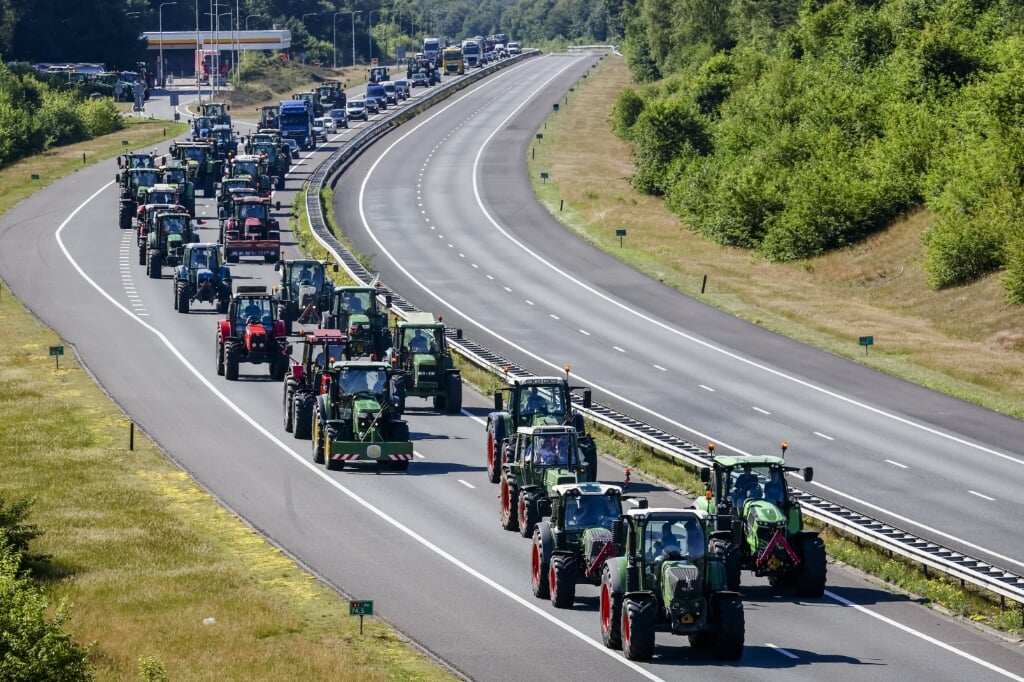 Boeren vertrekken via snelweg A1, na afloop van een boerenprotest in Stroe. (beeld anp / Vincent Jannink)