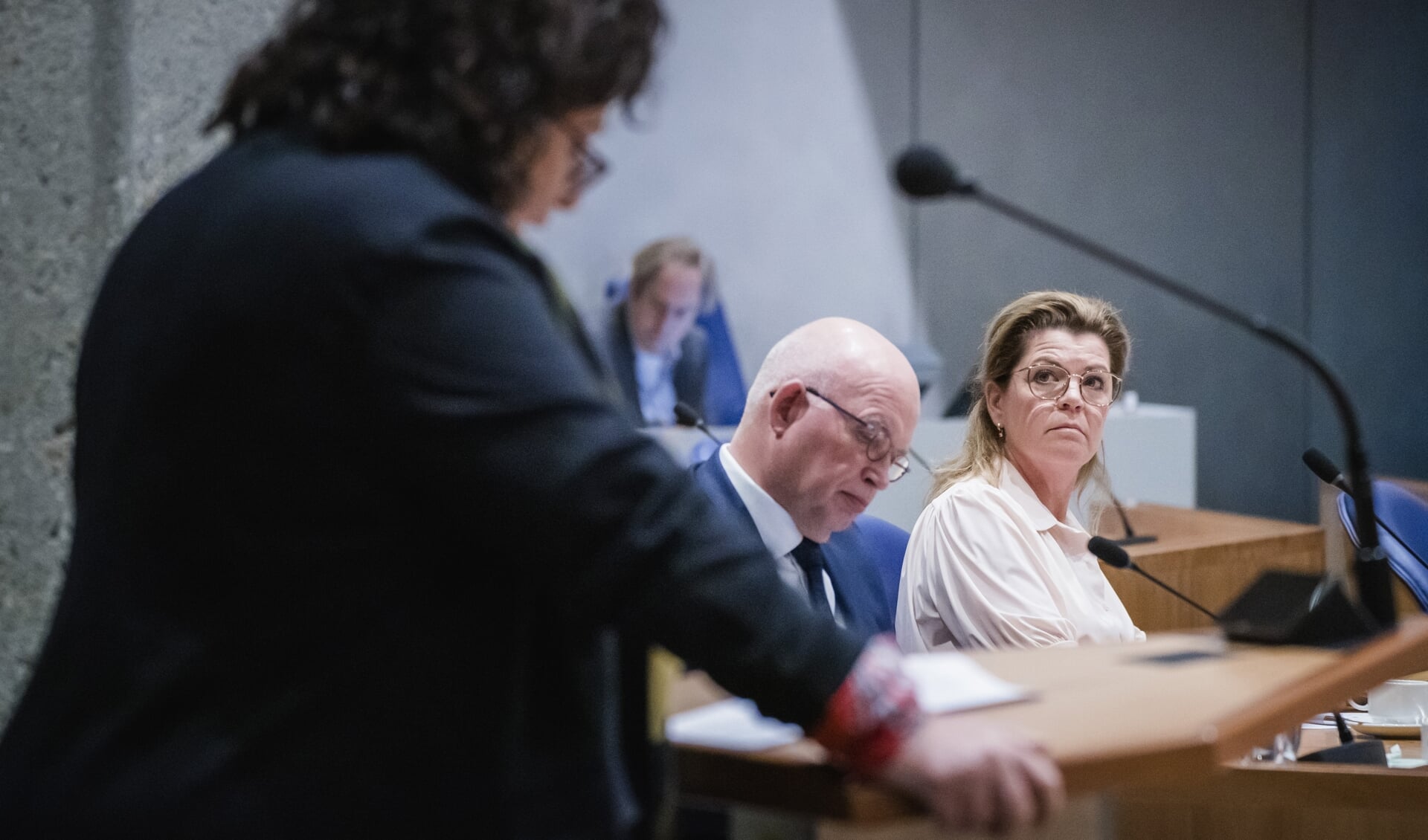 Caroline van der Plas (BBB) aan het woord tijdens het stikstofdebat, met achter de regeringstafel de ministers Henk Staghouwer (Landbouw, Natuur en Voedselkwaliteit) en Christianne van der Wal (Natuur en Stikstof).