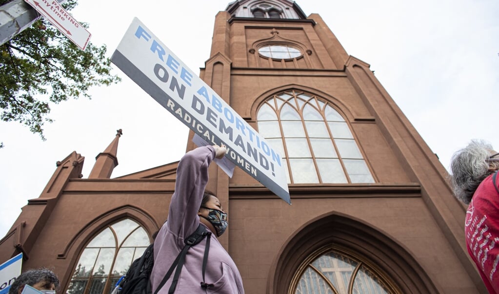 Pro-abortusdemonstranten bij de rooms-katholieke Sint-Pauluskerk in Brooklyn (New York).  (beeld afp / Kena Betancur)