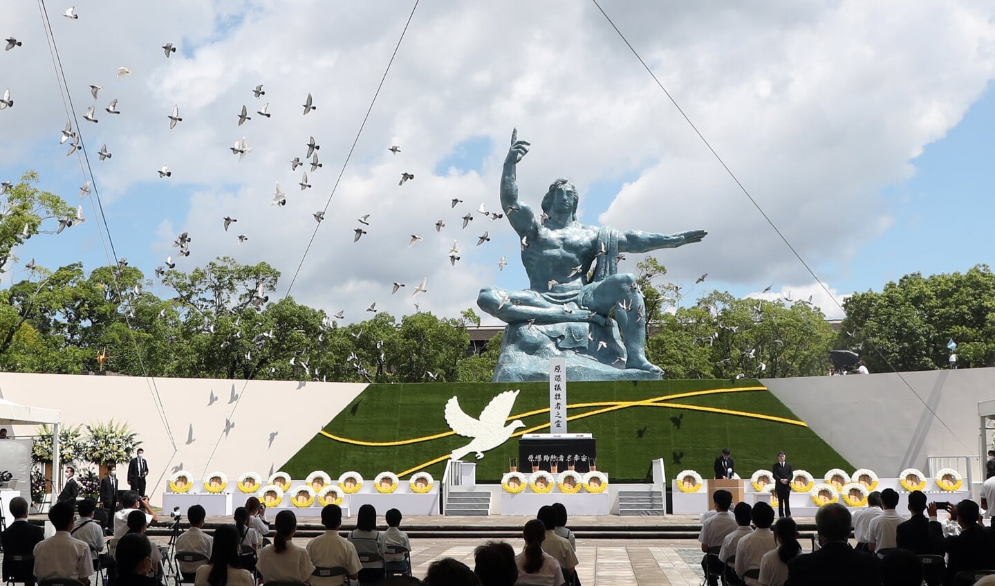 In het vredespark van Nagasaki werd op 9 augustus 2021 herdacht dat 76 jaar eerder een atoombom op de stad werd geworpen. Er kwamen naar schatting 74.000 mensen om het leven. Moderne kernwapens zijn nog veel dodelijker.
