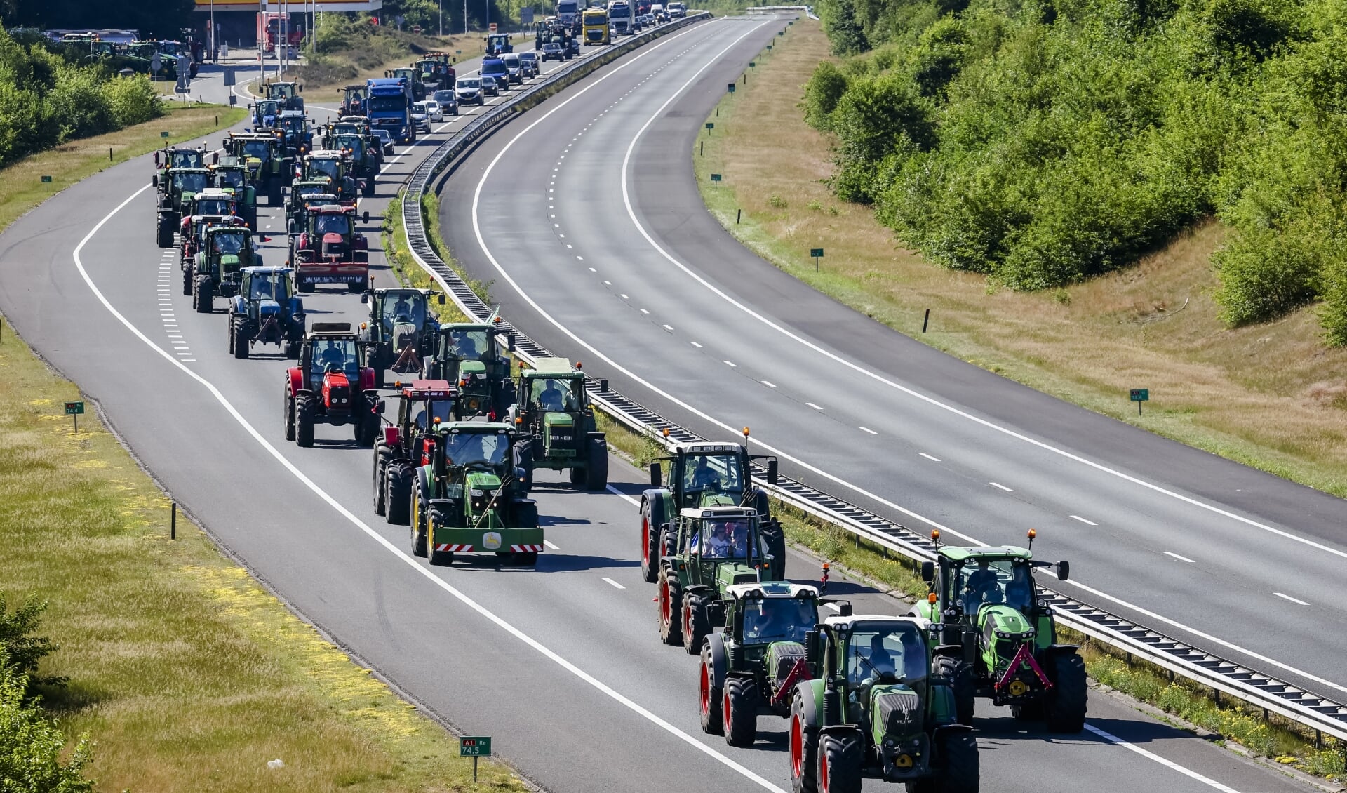 Boeren vertrekken via snelweg A1, na afloop van een boerenprotest in Stroe.