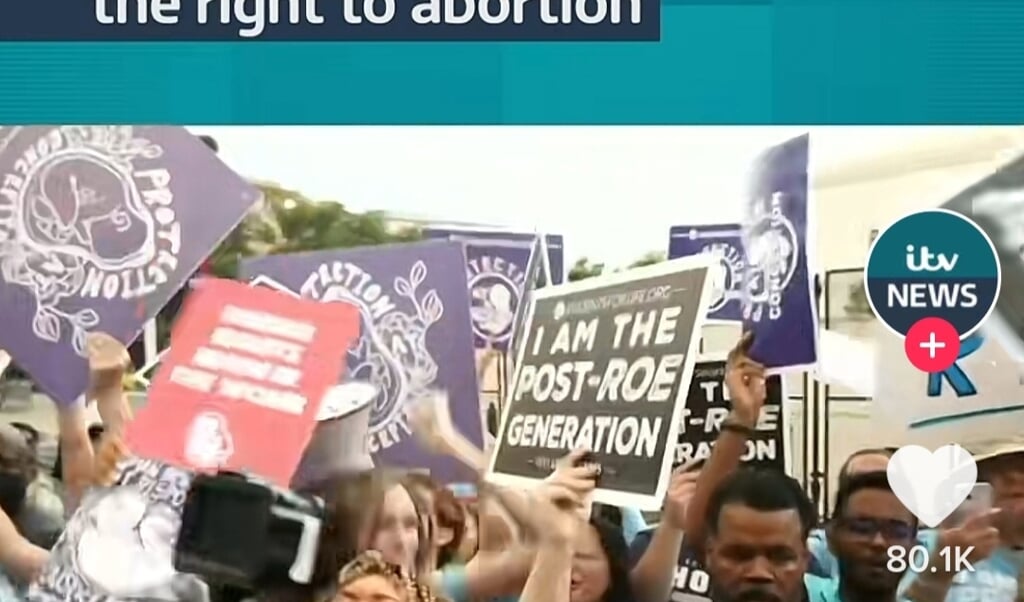 Steunbetuigingen en protesten na verwerpen uitspraak Roe v Wade in Amerikaans abortusdebat.  (beeld itv news)