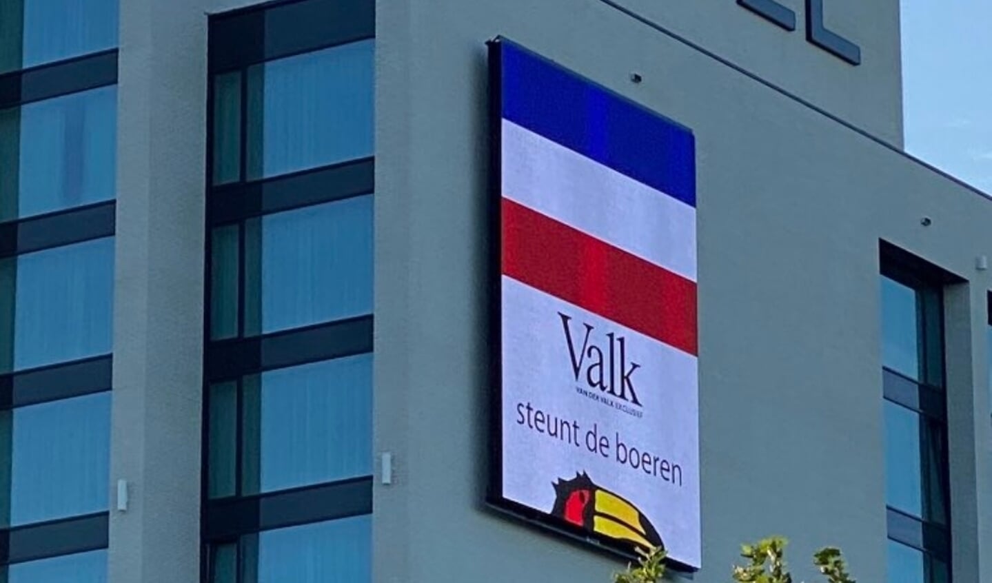 Een omgekeerde vlag als steunbetuiging aan het boerenprotest, opgehangen bij Van der Valk bij de A4 bij Schiphol.