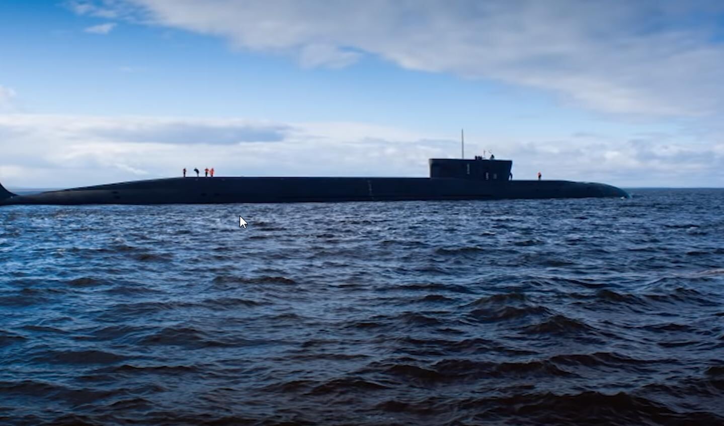 De nucleaire onderzeeër K-329 Belgorod tijdens een proefvaart eerder dit jaar