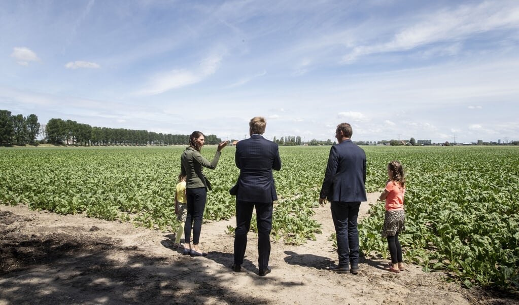 Koning Willem-Alexander bezocht juli 2020 een familie- en loonwerkbedrijf in Abbenbroek.  (beeld anp / Royal Images Pieter Stam de Jonge)