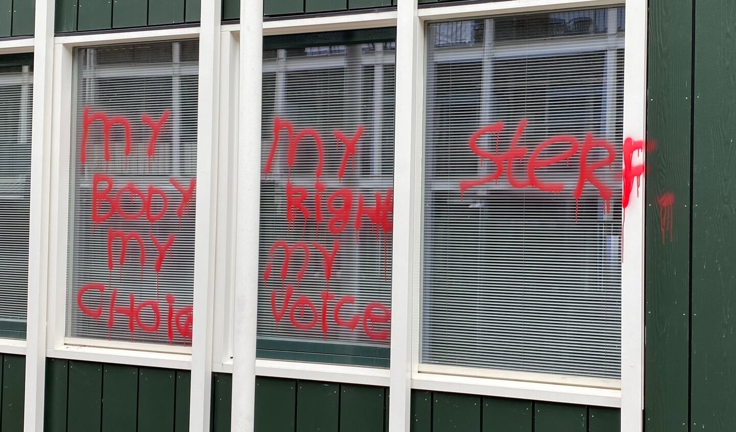 Graffiti op het pand van Schreeuw om Leven in Hilversum.
